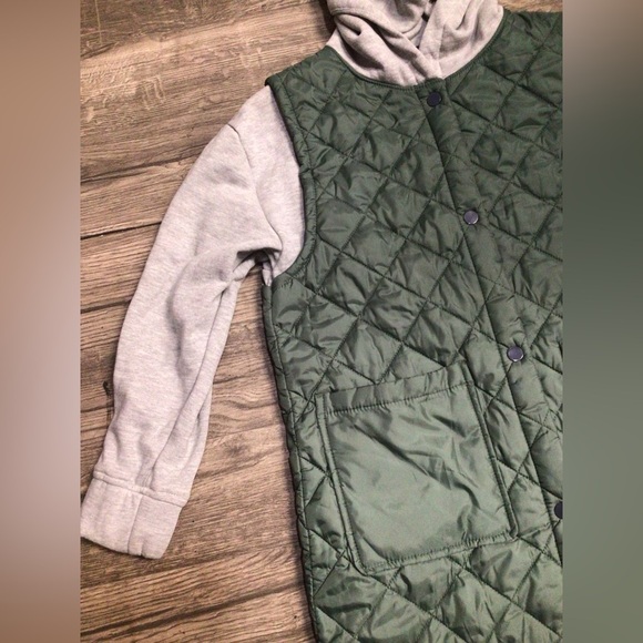 Kids Quilted Vest with Hooded Sleeves - Picture 7 of 7